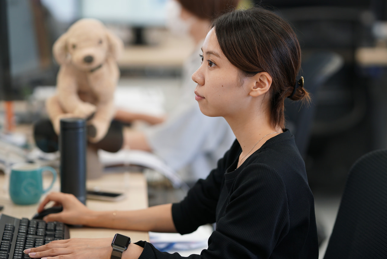 走り出す女性のイメージ