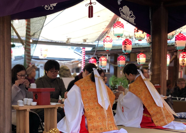 神楽殿にてみーさんとかねやんが祈り