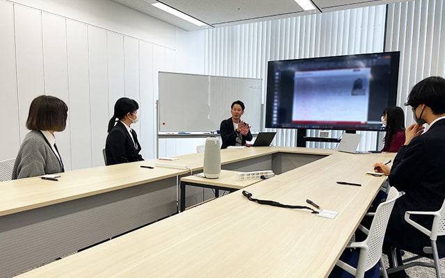 説明会と見学会の様子 和田さんと学生さん