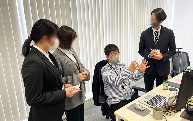 説明会と見学会の様子 ろくろをまわすなべちゃんと学生さん